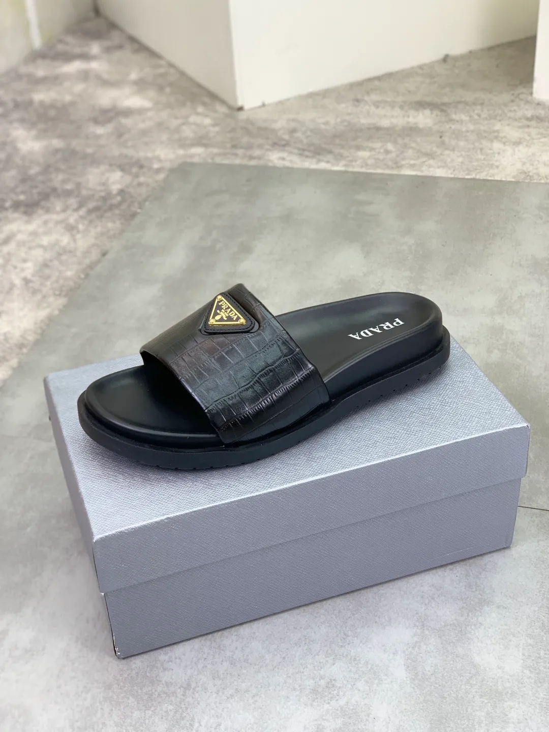 Men's shoes 💰P320💰【New style】🎁🎁🎁 PRADA Prada's new casual slippers, original official website, perfect workmanship, conveying a kind of noble luxury, sublimating its definition of luxury in Prada's high-end extraordinary craftsmanship. Original combination outsole, code number: 38-44 (45 customized) Multiple colors 🉑️ to choose from